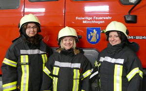 Foto: die 3 Frauen im aktiven Dienst der FFw Mönchhagen