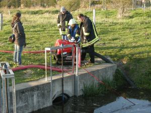 LeineBlitz: Feuerwehr-Übungsdienst: Zwei Pumpen saugen etliche 100 Liter  Wasser an